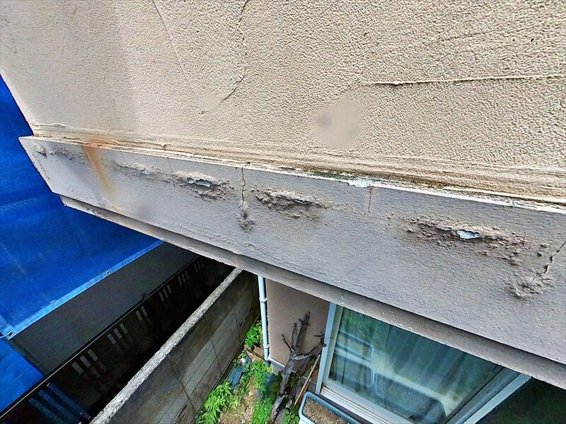 帯板が雨が当たっている部分が傷んでいます。